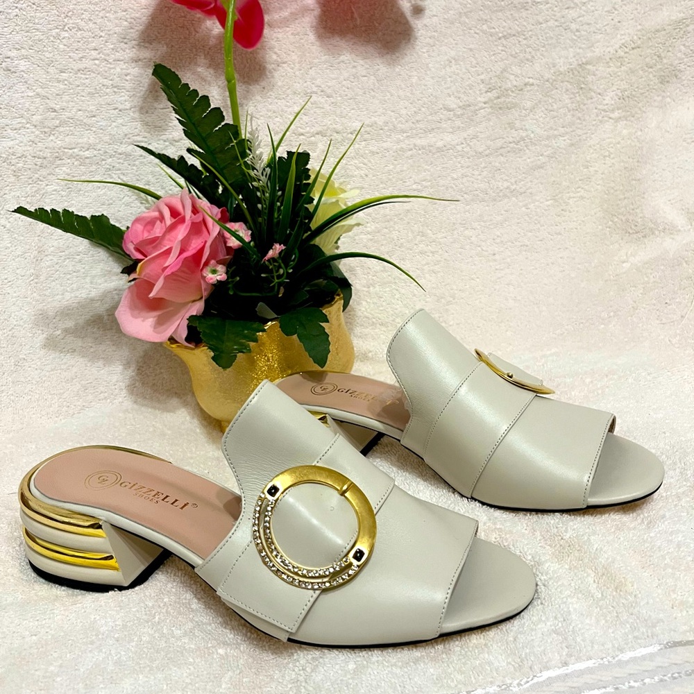 NWOT Gizzelli Designed Fancy beige Sandals